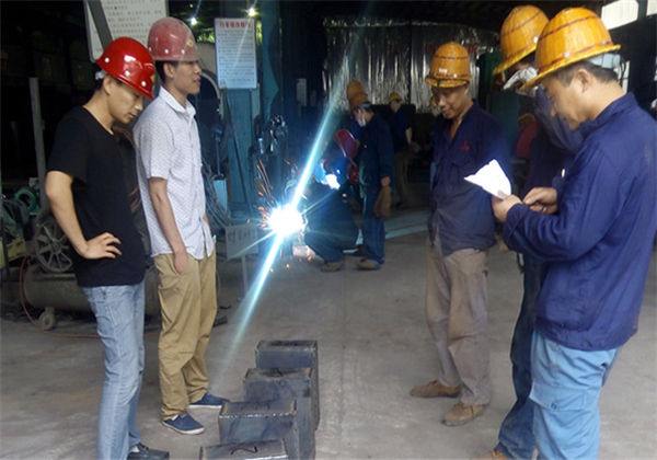 評委之間就賽事進(jìn)行協(xié)商